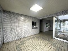 エントランス内に管理人室があると、不審者の侵入防止につながります。