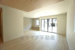 大きな掃き出し窓のあるリビングは、陽光あふれる明るい空間です。ゆったりと寛げる憩いの場となりそうです。