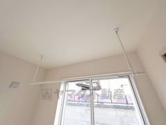 雨の日や花粉の時期にも安心の室内物干し付き。天井設置タイプで使わない時はすっきり収納でき、洗濯動線にも配慮された便利な設備です。