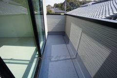 陽当たりの良いバルコニーです。お洗濯やお布団干しはもちろん、日光浴スペースにも。足元は防水工事施工済です。