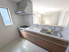 パントリー付き。収納も、作業スペースも広々と設けられた使いやすいシステムキッチンです。カウンターキッチンなので、ご家族と会話をしながら楽しくお料理ができます。