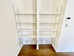 可動棚付きなので収納したいものに合わせて高さが変えられ、スッキリと収納できそうです＾＾