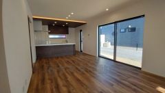 大きな窓のあるリビングは、陽光あふれる明るい空間です。居心地良く、ご家族皆がゆったり寛げる憩いの空間となりそうです。