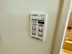 浴室暖房乾燥機には、暖房、乾燥、涼風、換気の4つの機能が付いています。タイマー付きです。雨の日はもちろん、急ぎで洗濯する必要のあるお子様の体操服や、下着類などを乾かすのに便利です。