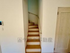 手すり付き階段。