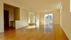 白とナチュラル木目の組み合わせが爽やかで、誰が見ても好印象のデザインです。お友達や親せきをお招きするのも楽しみです＾＾