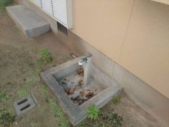 あると便利な外水栓。ガーデニングに、洗車に、泥遊びやペットの散歩の後に。