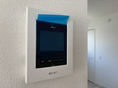 防犯性もばっちり、TVモニター付きインターホン完備。大きなモニターで玄関先を確認できます。録画機能が付いているので不在時の訪問者も確認できて安心です＾＾
