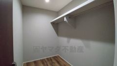 収納力豊富なウォークインクローゼット。洋服や小物などを1箇所にまとめて美しい収納を実現します。スーツケースのような大型の荷物も置けます＾＾