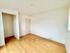 ご夫婦お二人のプライベートシーンを演出する寝室は、大容量のウォークインクローゼット付き。