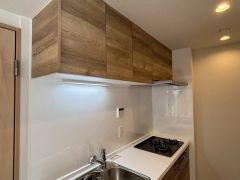 キッチン上部もリフォーム済。換気扇も完備しています。