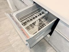 炊事時間を大幅に短縮できる食器洗浄乾燥機付き＾＾食器を洗う手間が減るので家族とのコミュニケーションの時間や自分の時間が増えますね。