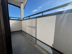 陽当たりの良いバルコニーです。お洗濯やお布団干しはもちろん、日光浴スペースにも。足元は防水工事施工済です。
