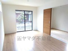 キッチンに向き合う形で大きな窓があります。たくさんの光や風を取り込むことができ快適な生活が過ごせそうです。