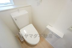 温水洗浄機付トイレです。トイレは2ヶ所設けられているので、来客時にも気兼ねなく使えますね。