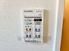 キッチン横からお湯張り、追い炊き、足し湯がボタン一つで楽々操作できる給湯機リモコンです＾＾忙しい夕飯の準備の時間帯に重宝しますね。