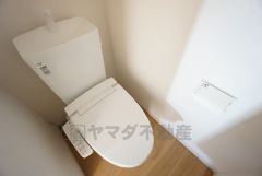 1階・2階の2ヶ所にトイレがあるので、忙しい朝にもゆとりができますね。 トイレ待ちの時間が短くて済みます。