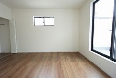 6.4帖。主寝室としてお使いいただけそうなこちらのお部屋は、日当たりが良く、爽やかな風を感じて起きる朝は、快適生活の始まりに。 