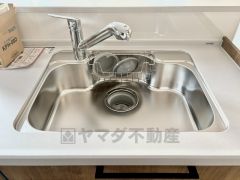 大きなお鍋も楽々洗える幅の広いシンクです＾＾ステンレスシンクなので簡単にお掃除できますよ。洗剤やスポンジもすっきりできる収納付き。