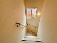 小さなお子様やご高齢の方でも安心できる、手すり付き階段。段差も低めで設定されており、安全性にも優れています。