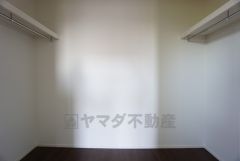 ウォークインクローゼット付き＾＾ハンガーパイプ下にボックスを置いて、枕棚を活用して、たっぷりと収納できそうです＾＾