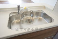 大きなお鍋も楽々洗える幅の広いシンクです＾＾ステンレスシンクなので簡単にお掃除できますよ。洗剤やスポンジもすっきりできる収納付き。