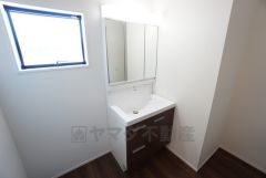 三面鏡にハンドシャワー付きで使いやすい洗面台です＾＾鏡裏と洗面ボウル下に収納付きの洗面台なので、整理整頓ができスッキリと使えます＾＾