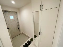 たっぷり収納できるシューズボックスが付いた玄関です。家族全員の靴がきれいに整頓できます。姿見ミラー付きでお出かけ前の身だしなみもチェックできますね＾＾