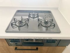 3種類の料理が同時に調理できる、3口ガスコンロ。忙しい夕食の支度時間が短縮できて効率よくお料理が楽しめます。