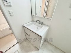 三面鏡裏収納付き洗面化粧台です＾＾ 歯磨きセットやスキンケア用品などの収納に便利ですね。 生活感も隠すことができ、来客時にも安心です。