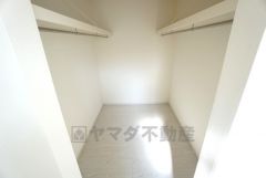 ウォークインクローゼット付き＾＾ハンガーパイプ下にボックスを置いて、枕棚を活用して、たっぷりと収納できそうです＾＾