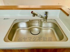 キッチンシンクは洗剤やスポンジを収納出来るラック付き。広さも確保しているので、大きなお鍋も洗いやすいですね。