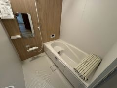 1日の疲れを癒すくつろぎのバスルーム。足を伸ばしてもゆったりと入れるサイズです。お子様と一緒にお風呂に入っても狭くないですね＾＾