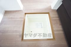 キッチンには床下収納を設けています。生活スペースを減らさず、キッチン用品や非常食など様々なものを収納できます。