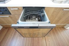 家事の時間が短縮できる食器洗浄乾燥機付。後片付けも楽になりますね。