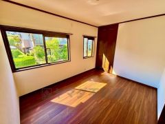 家具を選ばないナチュラルなフローリングとシンプルなクロスです＾＾