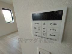 キッチン横からお湯張り、追い炊き、足し湯がボタン一つで楽々操作できる給湯機リモコンです。忙しい夕飯準備の時間帯に重宝しますね。