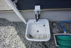 あると便利な外水栓。ガーデニングに、洗車に、泥遊びやペットの散歩の後に。