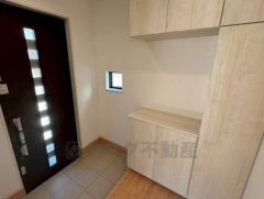 玄関扉から光の差し込む明るい玄関です。 たっぷり収納できるシューズボックス付きなので、家族全員の靴がきれいに整頓できます。