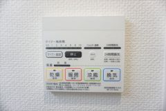 同仕様写真。雨の日の洗濯も安心できる浴室暖房乾燥機付き浴室。リモコンで操作もボタン1つで簡単。