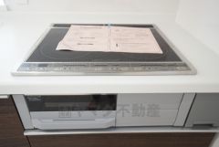 お手入れのしやすいIHクッキングヒーターです。3口コンロなので、効率よくお料理が楽しめます。毎日のお料理も楽しくなりますね＾＾