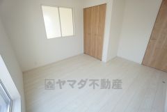 全居室にはたっぷり収納できる大型クローゼットを設置しています。窓には断熱性・保温性にすぐれ、省エネ効果のあるペアガラスを採用。冬には結露を防止します。