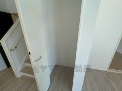 物が散らかりやすいリビングに収納スペースを確保。書類や雑貨をひとまとめにできまるため、お部屋をすっきりさせることが出来ます。