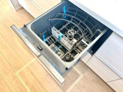 炊事時間を大幅に短縮できる食器洗浄乾燥機付き＾＾食器を洗う手間が減るので家族とのコミュニケーションの時間や自分の時間が増えますね。