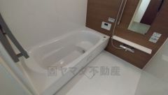 1日の疲れを癒すくつろぎのバスルーム。足を伸ばしてもゆったりと入れるサイズです。お子様と一緒にお風呂に入っても狭くないですね^^