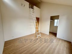 バルコニーに面していて日当たりがよく、寝室としての利用もおすすめです＾＾更には大容量のロフト付き