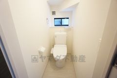 1階・2階の2ヶ所にトイレがあるので、忙しい朝にもゆとりができますね。 トイレ待ちの時間が短くて済みます。