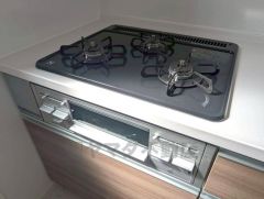 3種類の料理が同時に調理できる、3口ガスコンロ。忙しい夕食の支度時間が短縮できて効率よくお料理が楽しめます。