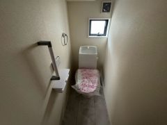 ウォシュレット付きトイレです。1階2階の2ヶ所にトイレがあるので、忙しい朝にもゆとりができますね＾＾