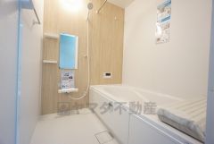 1日の疲れを癒すくつろぎのバスルーム。足を伸ばしてもゆったりと入れるサイズです。お子様と一緒にお風呂に入っても狭くないですね＾＾
